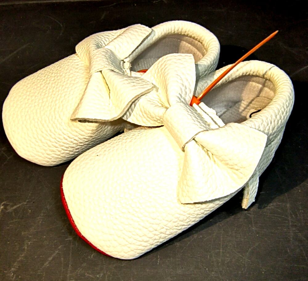 1674.  White and Red Baby Moccasins Bow and Fringe